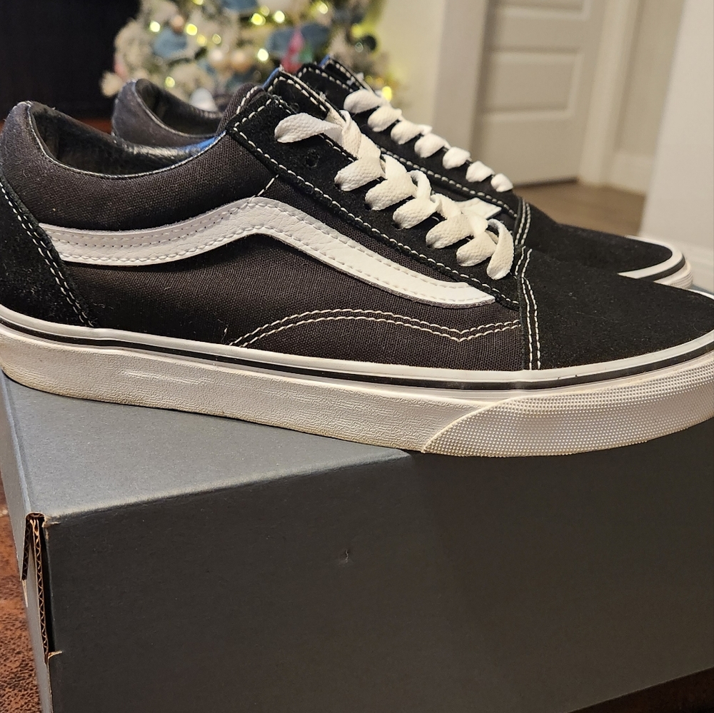 Vans Ward Lo Suede Sneaker- size 8 women's (blk, wht)